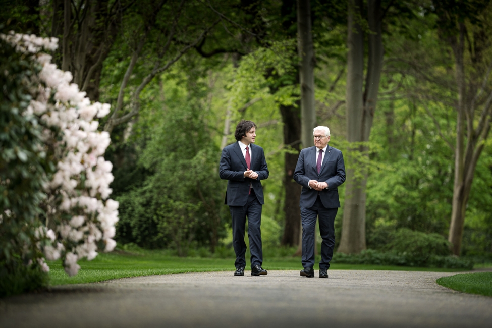 Bundespräsident Steinmeier läuft mit Georgiens Ministerpräsident Irakli Kobachidse im Schlosspark Bellevue