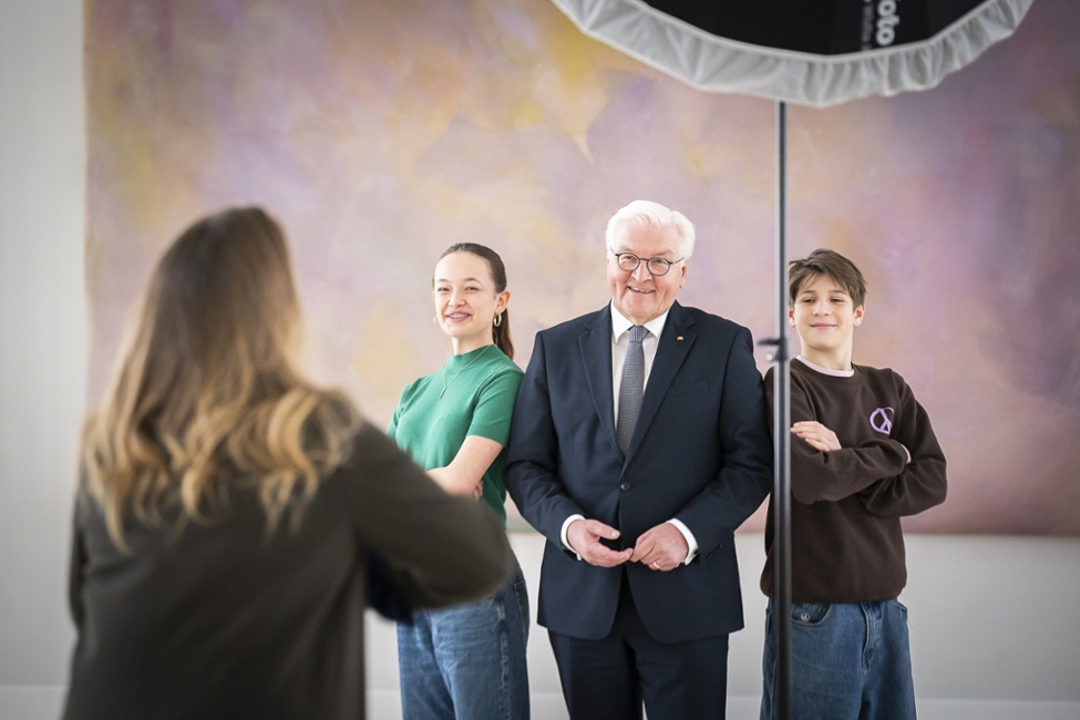 Bundespräsident Frank-Walter Steinmeier steht mit zwei Kindern der Redaktion "Dein SPIEGEL" im Großen Saal und posiert für ein gemeinsames Foto 