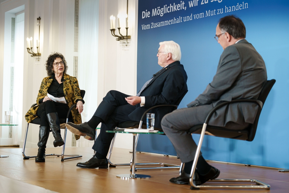 Bundespräsident Frank-Walter Steinmeier sitzt zusammen mit Susan Neimann und Nico Fried auf dem Podium bei der Vorstellung seines Buches im Großen Saal von Schloss Bellevue 